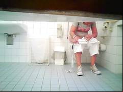 Chubby hussy gets recorded piddling in the ladies room